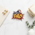 Primo piano dettagliato del topper per torta in acrilico Super Dad in stile fumetto. - Super Papà Stampa a Colori / Larghezza circa 9CM