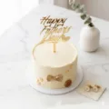 Vista dettagliata della decorazione per torta per la festa del papà in acrilico. - Buona Festa del Papà Oro Topper 3 / Larghezza circa 9CM
