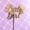 Primer plano del adorno de tarta Baby Girl en acrílico dorado, ideal para fiestas y cumpleaños. - Bebé Niña / Acrílico de 1.3mm de Espesor / Dorado