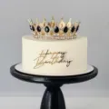 Gros plan détaillé de la décoration de gâteau Happy Birthday en acrylique doré et couronne. - Or Style 3 / Épaisseur 1.3mm Largeur Environ 9CM