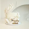 Nahaufnahme des goldenen Acryl Happy Birthday Tortenaufsatzes und weißer Schmetterlinge. - Happy Birthday Stil / 1.3mm Dicke Breite Ca. 9CM / Gold