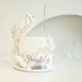 Nahaufnahme von weißen Schmetterlings Kuchendeckern und silbernem Acrylschild für Partydekor. - Happy Birthday Schmetterling & Kerze Set / 1.3mm Dicke Breite Ca. 9CM / Silber