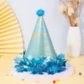 Vista dettagliata del cappello di compleanno blu glitterato con decorazione di stelle. - Cappellino di Compleanno Blu Chiaro