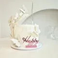 Detailansicht des weißen Schmetterling Acryl Geburtstag Tortenaufsatz mit eleganter Schrift. - Happy Birthday Anhänger-Stil / 1,3 mm Dicke ca. 9 cm Breite / Spiegel Rosenrot