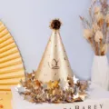 Dettaglio cappello festa glitter oro con stampa corona, stelle e base di festone. - Stile Cappello di Compleanno Oro