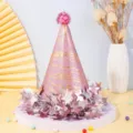 Primo piano del cappello da festa rosa con motivi dorati e stelle scintillanti. - Cappello di Compleanno Rosa