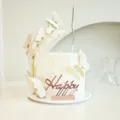 Detailansicht des eleganten weißen Schmetterlings aus Acryl für den Geburtstagskuchen. - Happy Birthday Anhänger-Stil / 1,3 mm Dicke ca. 9 cm Breite / Roségold
