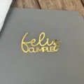 Primo piano dettaglio del cake topper dorato in acrilico feliz cumple, festa elegante. - Buon Compleanno Spagnolo Stile 3 / Larghezza circa 9CM