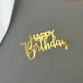 Nahaufnahme von goldenem Acryl Happy Birthday Kuchendekor mit glänzender Metalloberfläche. - Ornament 2 (Cellist) / Breite ca. 9CM
