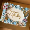 Torta de cumpleaños temática oceánica con crema azul, adornos de acrílico dorado y marinos. - Decoración de Tarta Feliz Cumpleaños Dorado 08