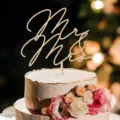 Gros plan de la décoration de gâteau de mariage en bois avec le design Mr et Mrs. - Bois (Largeur Environ 9CM) / Épaisseur 2.5MM Style MR&MRS 02