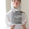 Vista dettagliata del topper per torta 'Happy Birthday' in acrilico bianco su torta grigia - Decorazione Torta Buon Compleanno Argento 05 / 1.3mm di Spessore, circa 10cm di Larghezza