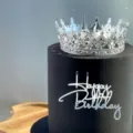 Topper per torta Happy Birthday in acrilico con corona di strass argentati per feste. - Decorazione Torta Buon Compleanno Argento 08 / 1.3mm di Spessore, circa 10cm di Larghezza