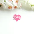 Rosa Acryl Herz Kuchendekoration zum Valentinstag Detail mit weißer Be Mine Aufschrift. - Be Mine (Rosenrote Basis + Rosa Oberfläche)
