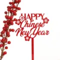 Detalle en primer plano de adorno de acrílico rojo para tarta de Año Nuevo chino festivo. - Feliz Año Nuevo