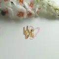 Detailaufnahme des goldenen Acryl Love You Kuchendekors mit rosafarbenem Herz für Partys. - I Love You (Rosa Basis + Goldene Oberfläche)