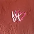 Detailansicht des rosa Acryl Love You Tortenaufsatzes mit Herzform fuer Valentinstag Party. - I Love You (Rosenrote Basis + Rosa Oberfläche)