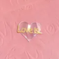 Acryl Herz Kuchentopper zum Valentinstag mit goldener Schrift fur Cupcake Dekoration - Love Is (Roségoldene Basis + Goldene Oberfläche)