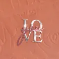 Acryl Kuchentorte Topper zum Valentinstag mit silbernem LOVE und rosa Schriftzug Detail. - Love You (Roségoldene Basis + Spiegelrosenrote Oberfläche)