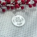 Acryl Tortenaufleger fuer chinesisches Neujahr mit Motiv und roten Beeren Dekoration 2027. - Rund Fu Silber