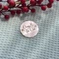 Runder roségoldener Acryl-Kuchentopper mit Gravur GongXi Fa Cai, ideal für Neujahrsfeiern. - Gewellt Gong Xi Fa Cai Roségold