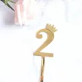 Goldener Acryl Tortenaufsatz Nummer 2 mit Glitzerkrone für Geburtstag und Kuchendekoration. - Kleine Größe 2 Gold (Höhe ca. 6.2cm ohne Stab)