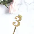 Goldener Acryl Kuchenaufleger Nummer 3 mit Glitzerkrone fuer Geburtstag Party Torte Dekoration. - Kleine Größe 3 Gold (Höhe ca. 6.2cm ohne Stab)
