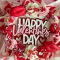 Vista detallada del adorno de pastel de San Valentin en acrilico con corazones y labios. - Topper de Pastel Happy Valentine's Day Tricolor Blanco Rosa Rojo