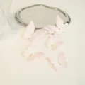 Vue détaillée de décors de gâteau papillon rose avec des strass pour table de dessert. - Série Rose