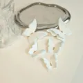 Vue détaillée de toppers de gâteau papillon blancs faits main avec strass pour fête. - Série Bleue