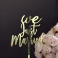 Gros plan d'un cake topper en acrylique doré avec l'inscription élégante 'We Just Married'. - We Just Married Or / 11.5cm Largeur / 1.3mm Acrylique Or