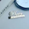 Nahaufnahme des goldenen Acryl Happy Birthday Kuchentopps, ideal für Partydeko. - Happy Birthday Stil 4 / 1.3mm Dicke Breite Ca. 9CM / Gold