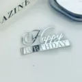 Detaillierte Nahaufnahme des silbernen Acryl-Kuchendeckers zum Geburtstag für Partydeko. - Happy Birthday Stil 4 / 1.3mm Dicke Breite Ca. 9CM / Silber