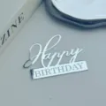 Silberner Acryl Happy Birthday Kuchendekoration Detailansicht, ideal für Geburtstagsparty. - Happy Birthday Stil 5 / 1.3mm Dicke Breite Ca. 9CM / Silber