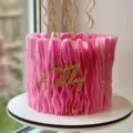 Roze geruffelde verjaardag taart met gouden acryl Happy Birthday topper en spiraal kaarsen. - Populaire Letters Zijdecoratie / 1,3 mm dik/breedte ca. 9 cm / Goud