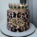 Gedetailleerde close-up van een gouden acryl Happy Birthday taarttopper en elegante kroon. - Gepersonaliseerde Letters Zijdecoratie / 1,3 mm dik/breedte ca. 9 cm / Goud