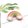 Kleurrijke wolvilt regenboog broche accessoire, schattig DIY haarspeld materiaal voor kinderen. - Gebroken Witte Regenboog