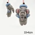 Handgemachte Wollfilz Elefant Schlüsselanhänger Tasche Anhänger Auto Dekoration 10x4cm - Elefant in Latzhose (Männlich)