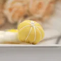 Accessoire artisanal citrouille en tissu jaune pour décoration de cheveux ou mini coussin - Jaune
