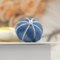 Petit potiron en tissu tie-dye bleu coussin d'épingles accessoire cheveux DIY déco. - Bleu