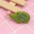 Vista dettagliata di simpatico elefante in feltro, ideale per spilla fai da te e decorazione borsa. - Verde