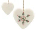 Adorno navideño de fieltro blanco en forma de corazon con copo de nieve bordado. - Corazón (blanco)