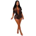Mameluco corto sexy con cuello en V profundo y halter para mujer, ideal para fiestas y discotecas. - S / Café