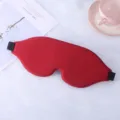 Vista detallada de la máscara de sueño roja 3D con tela suave y diseño de sombreado cómodo. - Burdeos