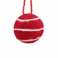 Ornamento Sospeso in Palla di Feltro Rosso 5cm con Strisce Bianche per Albero di Natale - A righe / Rosso