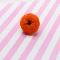 Oranger Wollfilz Kürbis DIY Deko-Accessoire mit grünen Linien und schwarzem Perlenzentrum. - Orange