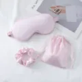 Rosa Seide Schlafmaske Set mit Haargummi und Beutel, weich und atmungsaktiv für Reisen. - Hellrosa