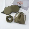 Dunkelgrünes Kunstseide Schlafmaske Set mit Augenmaske, Haargummi und Beutel. - Olivgrün