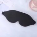 Detalle de antifaz de dormitorio 3D negro, diseño ergonómico para descanso cómodo y transpirable. - Negro