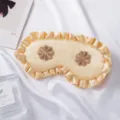 Maschera da notte in seta champagne con volant delicati e fiori ricamati, molto morbida. - Champagne